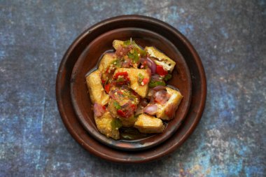 Tahu Gejrot Endonezya 'dan tatlı ve ekşi soslu ve taze biberli baharatlı bir tofu. 