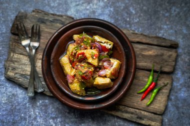Tahu Gejrot Endonezya 'dan tatlı ve ekşi soslu ve taze biberli baharatlı bir tofu. 