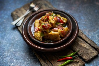Tahu Gejrot Endonezya 'dan tatlı ve ekşi soslu ve taze biberli baharatlı bir tofu. 