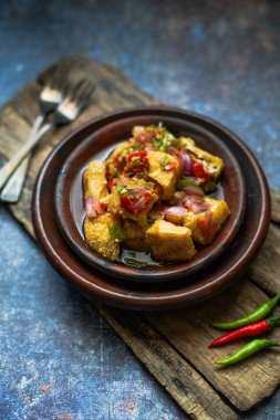 Tahu Gejrot Endonezya 'dan tatlı ve ekşi soslu ve taze biberli baharatlı bir tofu. 