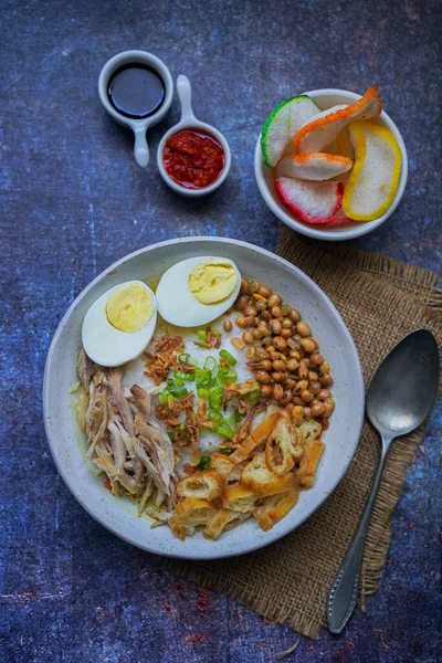 Bubur Ayam Bubur Nasi Indonesia Dengan Potongan Ayam Dan Disajikan — Stok Foto