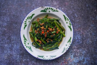 Tumis kangkung baharatla pişirilmiş kızarmış su ıspanağı. 