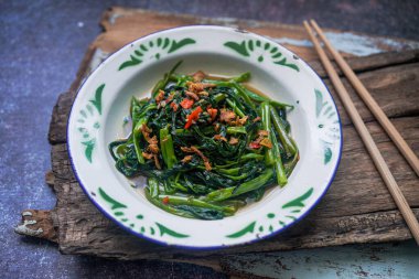 Tumis kangkung baharatla pişirilmiş kızarmış su ıspanağı. 