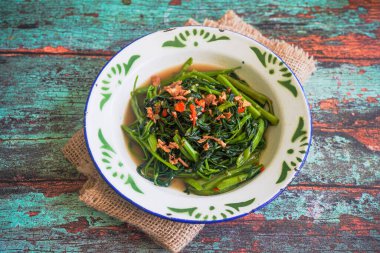 Tumis kangkung baharatla pişirilmiş kızarmış su ıspanağı. 