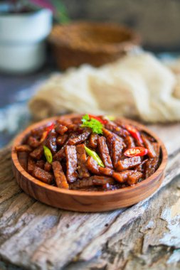 Tempe Orek, acı biber ve soya fasulyesi sosuyla pişirilmiş, bol yağda kızartılmış Tempeh 'den yapılan vejetaryen yemeğidir.