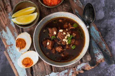 Endonezya sığır eti siyah çorbası: Rawon 