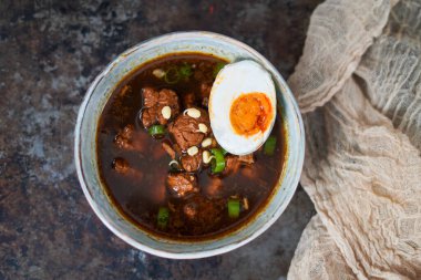 Endonezya sığır eti siyah çorbası: Rawon 