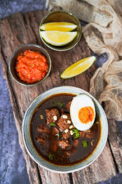 Endonezya sığır eti siyah çorbası: Rawon 