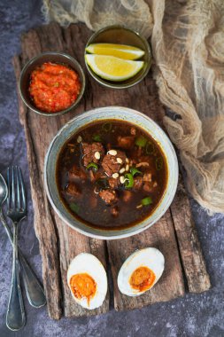 Endonezya sığır eti siyah çorbası: Rawon 