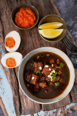 Endonezya sığır eti siyah çorbası: Rawon 