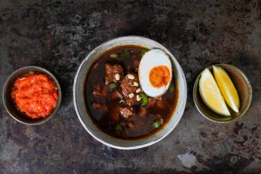 Endonezya sığır eti siyah çorbası: Rawon 