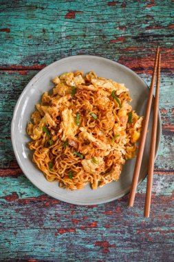 Endonezya usulü kızarmış erişte.