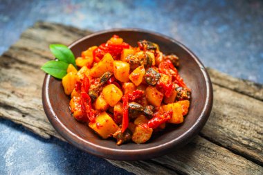 Sambel Goreng Hati: Tavuk ciğeri ve baharatlı patates 