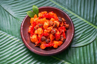 Sambel Goreng Hati: Tavuk ciğeri ve baharatlı patates 