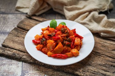 Sambel Goreng Hati: Tavuk ciğeri ve baharatlı patates 