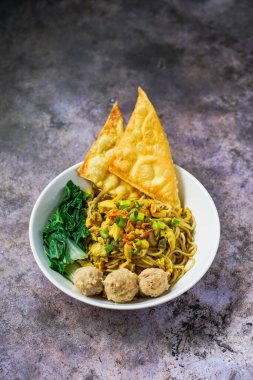 Mie Ayam Pangsit, kızarmış soslu tavuk çorbası.