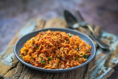 Nasi goreng rendang, Endonezya usulü sığır etli kızarmış pirinç. 