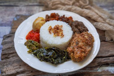 Bir tabak Nasi Padang. 