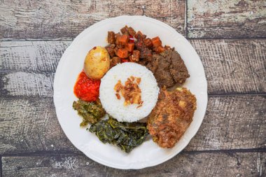 Bir tabak Nasi Padang. 