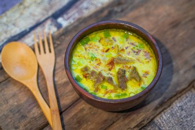 Cirebon Endonezya 'nın geleneksel yemekleri Empal Gentong Hindistan cevizi sütünde sığır etinden yapılmıştır.