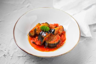 Terong Balado, baharatlı acılı biberli patlıcandan yapılmış Endonezya yemeği.