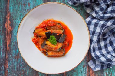 Terong Balado, baharatlı acılı biberli patlıcandan yapılmış Endonezya yemeği.