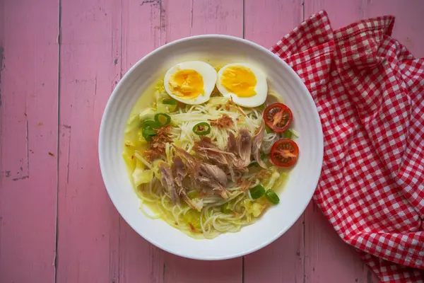 Soto temel olarak et suyu, tavuk ve sebzelerden oluşan geleneksel bir Endonezya çorbasıdır..