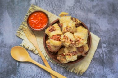 Tahu isi, Endonezya Doldurulmuş Tofu 'su. Acılı sambal ezmesiyle servis ediliyor.