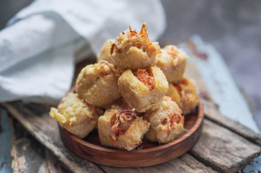 Tahu isi, Endonezya Doldurulmuş Tofu 'su. Acılı sambal ezmesiyle servis ediliyor.