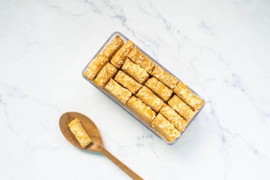 Castangel, Endonezya 'da geleneksel bir kurabiye, Idul Fitri / Lebaran / Lebaran Mübarek' i kutlamak için servis edilir.