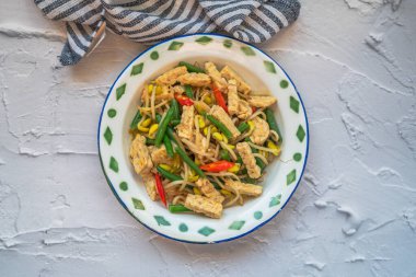 Kızartma tempeh, soya bea, fasulye ve biber. 