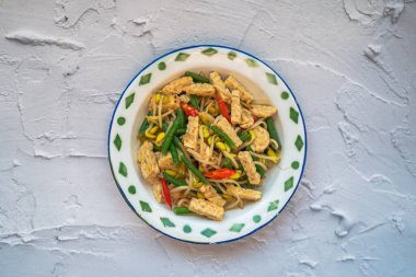 Kızartma tempeh, soya bea, fasulye ve biber. 