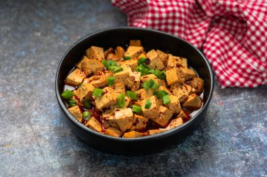 Siyah kasede mantarlı vejetaryen Mapo tofusu. Geleneksel Çin yemeği.