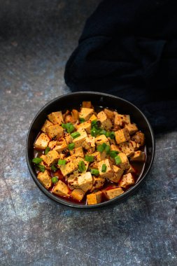 Siyah kasede mantarlı vejetaryen Mapo tofusu. Geleneksel Çin yemeği.