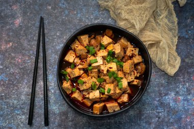 Siyah kasede mantarlı vejetaryen Mapo tofusu. Geleneksel Çin yemeği.