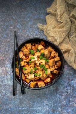Siyah kasede mantarlı vejetaryen Mapo tofusu. Geleneksel Çin yemeği.