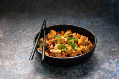 Siyah kasede mantarlı vejetaryen Mapo tofusu. Geleneksel Çin yemeği.