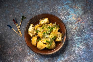 Tahu Gejrot Endonezya 'dan baharatlı bir tofu. Kızarmış soya peynirinden yapılan ince ve sulu bir sos ile servis edilir. Palmiye şekeri, sirke, tatlı soya sosu ve kırmızı biberle harmanlanır.