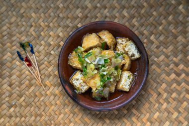 Tahu Gejrot Endonezya 'dan baharatlı bir tofu. Kızarmış soya peynirinden yapılan ince ve sulu bir sos ile servis edilir. Palmiye şekeri, sirke, tatlı soya sosu ve kırmızı biberle harmanlanır.