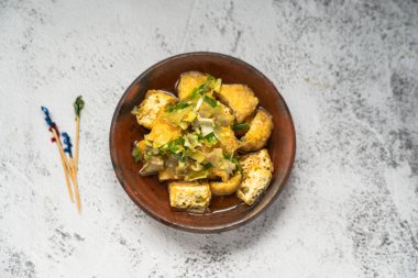 Tahu Gejrot Endonezya 'dan baharatlı bir tofu. Kızarmış soya peynirinden yapılan ince ve sulu bir sos ile servis edilir. Palmiye şekeri, sirke, tatlı soya sosu ve kırmızı biberle harmanlanır.