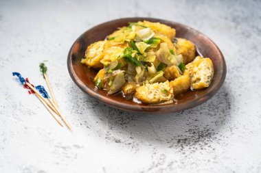 Tahu Gejrot Endonezya 'dan baharatlı bir tofu. Kızarmış soya peynirinden yapılan ince ve sulu bir sos ile servis edilir. Palmiye şekeri, sirke, tatlı soya sosu ve kırmızı biberle harmanlanır.
