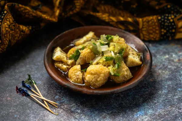 Tahu Gejrot Endonezya 'dan baharatlı bir tofu. Kızarmış soya peynirinden yapılan ince ve sulu bir sos ile servis edilir. Palmiye şekeri, sirke, tatlı soya sosu ve kırmızı biberle harmanlanır.