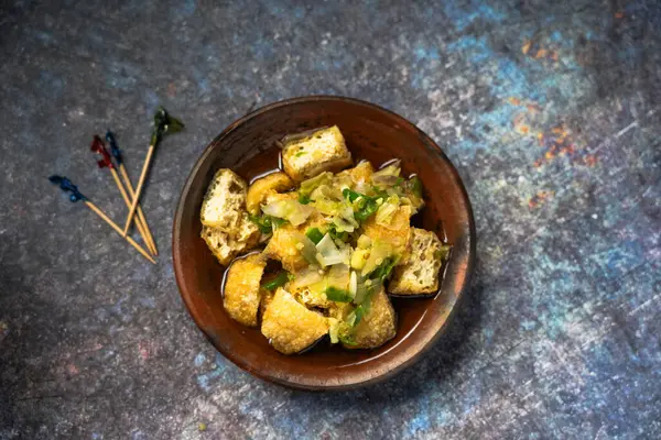 Tahu Gejrot Endonezya 'dan baharatlı bir tofu. Kızarmış soya peynirinden yapılan ince ve sulu bir sos ile servis edilir. Palmiye şekeri, sirke, tatlı soya sosu ve kırmızı biberle harmanlanır.
