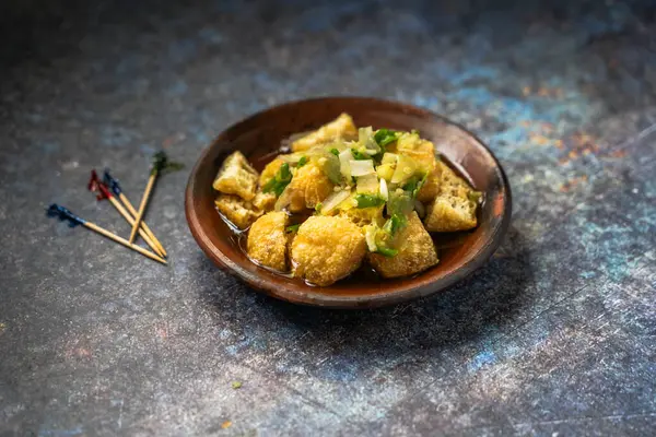 Tahu Gejrot Endonezya 'dan baharatlı bir tofu. Kızarmış soya peynirinden yapılan ince ve sulu bir sos ile servis edilir. Palmiye şekeri, sirke, tatlı soya sosu ve kırmızı biberle harmanlanır.