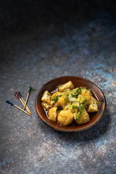 Tahu Gejrot Endonezya 'dan baharatlı bir tofu. Kızarmış soya peynirinden yapılan ince ve sulu bir sos ile servis edilir. Palmiye şekeri, sirke, tatlı soya sosu ve kırmızı biberle harmanlanır.