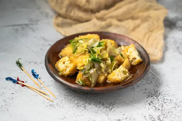 Tahu Gejrot Endonezya 'dan baharatlı bir tofu. Kızarmış soya peynirinden yapılan ince ve sulu bir sos ile servis edilir. Palmiye şekeri, sirke, tatlı soya sosu ve kırmızı biberle harmanlanır.