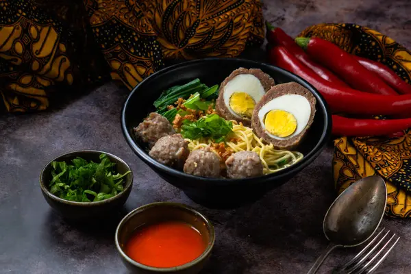 Bakso telur, haşlanmış yumurtalı köfte ve erişteyle servis edilen Endonezya sokak yiyeceğidir. 