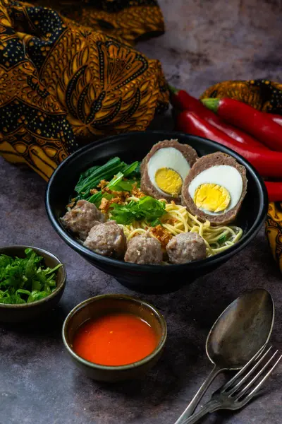 Bakso telur, haşlanmış yumurtalı köfte ve erişteyle servis edilen Endonezya sokak yiyeceğidir. 