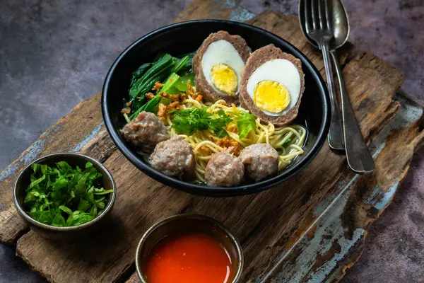 Bakso telur, haşlanmış yumurtalı köfte ve erişteyle servis edilen Endonezya sokak yiyeceğidir. 