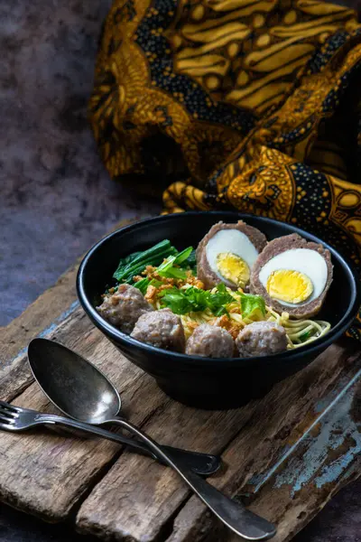 Bakso telur, haşlanmış yumurtalı köfte ve erişteyle servis edilen Endonezya sokak yiyeceğidir. 